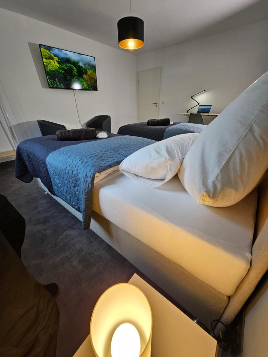Modern Homes - Voll Ausgestatte Wohnung - Balkon - Hotelbetten - 4K Tv - Wlan Moers Exterior foto